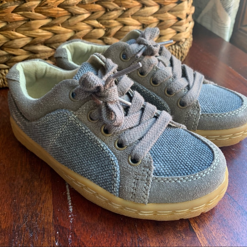 Boys size 13 Simple Brand skate shoes